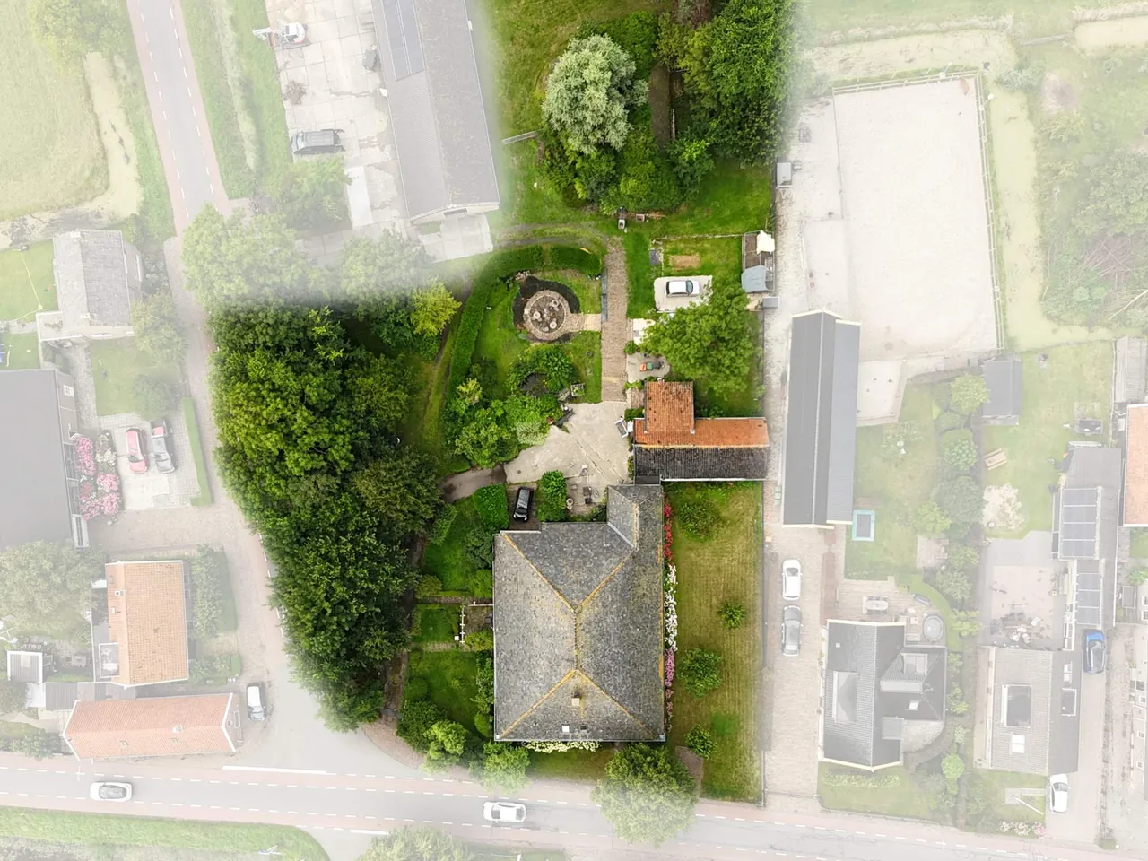 Bovenaanzicht van het perceel Hoeve Veelust: de stolp en het erf gezien vanuit de lucht.