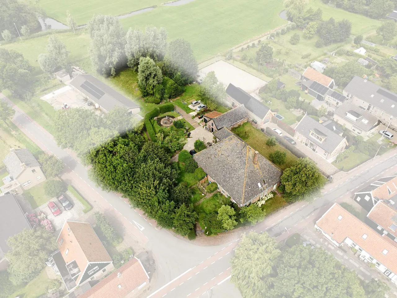 Luchtfoto van de viersprong van Aartswoud met het erf van Hoeve Veelust, op de hoek van de Zuiderzeestraat en de Schoolstraat.